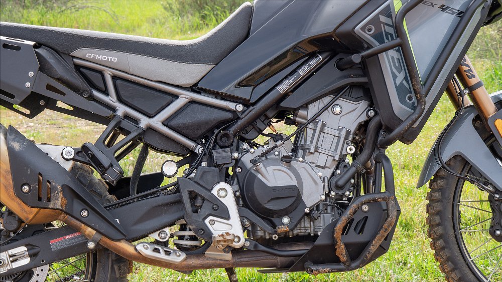 A close-up of the Ibex 450's engine and crash protection.