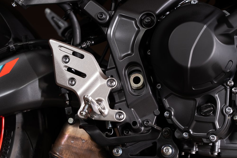 2021 Yamaha MT-09 footpeg bracket detail
