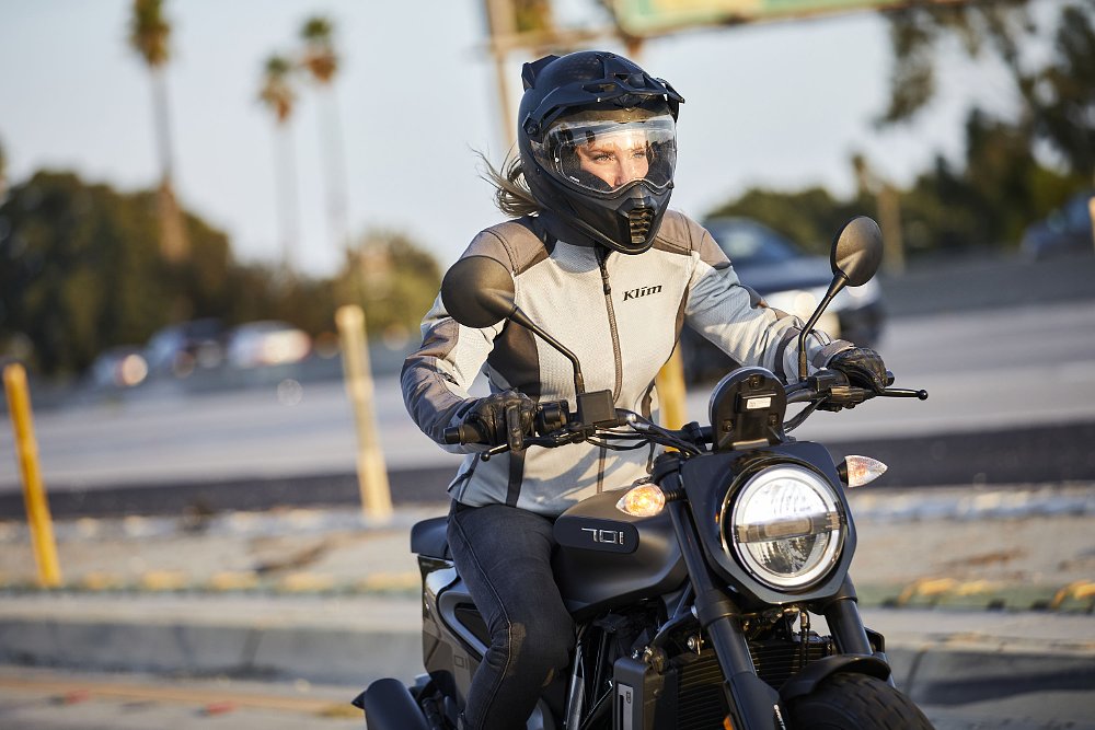 The Avalon is fully equipped with D30 armor, a high strenth mesh construction, and carries a CEAA rating.