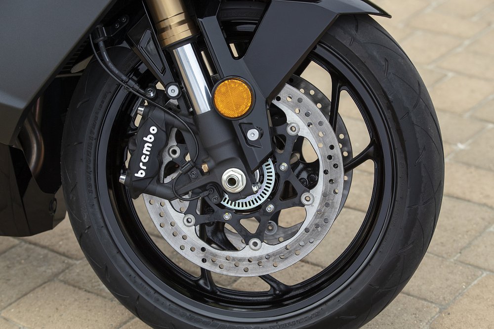 Suzuki GSX-S1000GT+ front wheel, brake and suspension