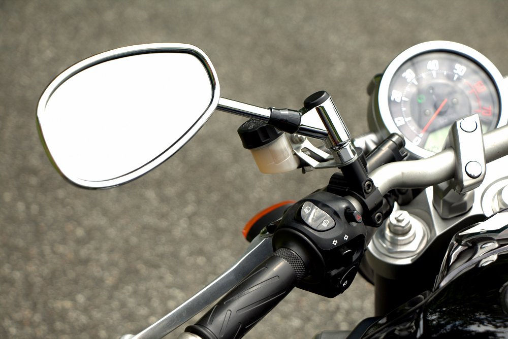 mirror and handlebar on the MT-01