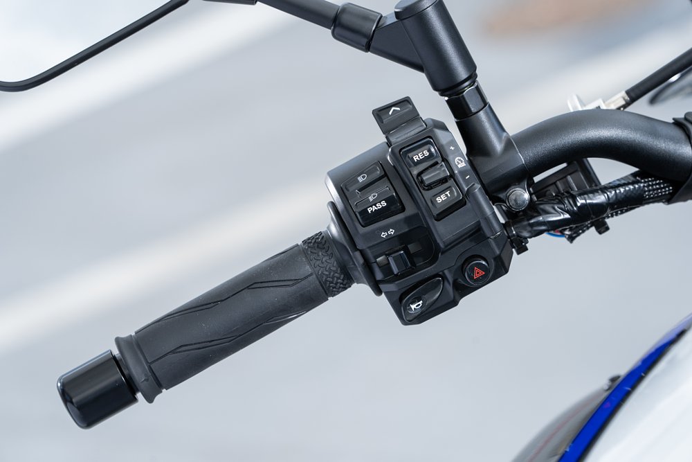 2022 Yamaha MT-10 SP left switchgear detail.