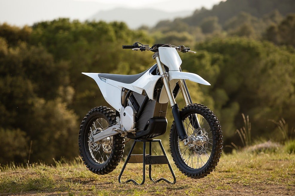 A three quarter front view of the Stark VARG dirtbike parked in a grassy field