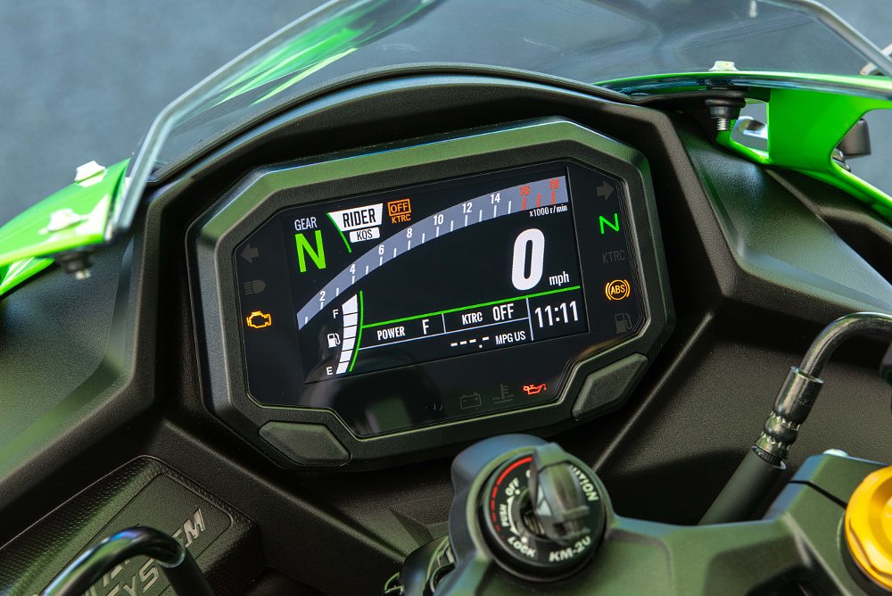 2023 Kawasaki ZX-4RR TFT display detail.