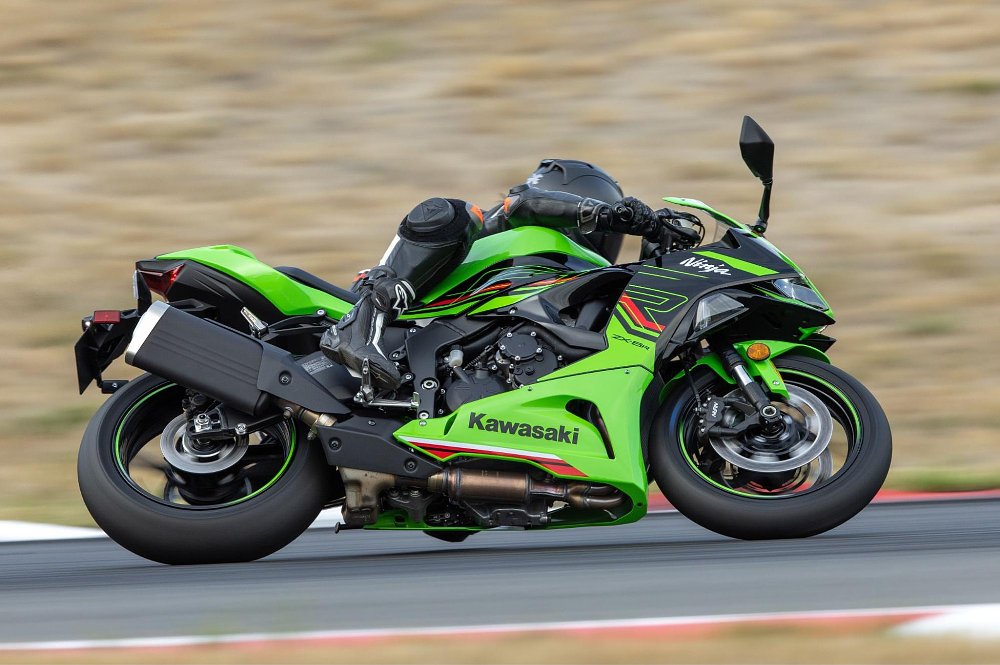 A side shot of the 2024 kawasaki ninja zx-6r leaned over in a corner