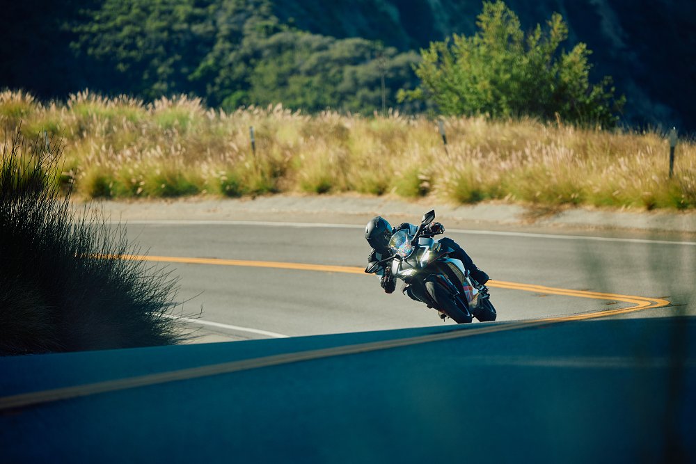 CFMOTO 450 cornering shot