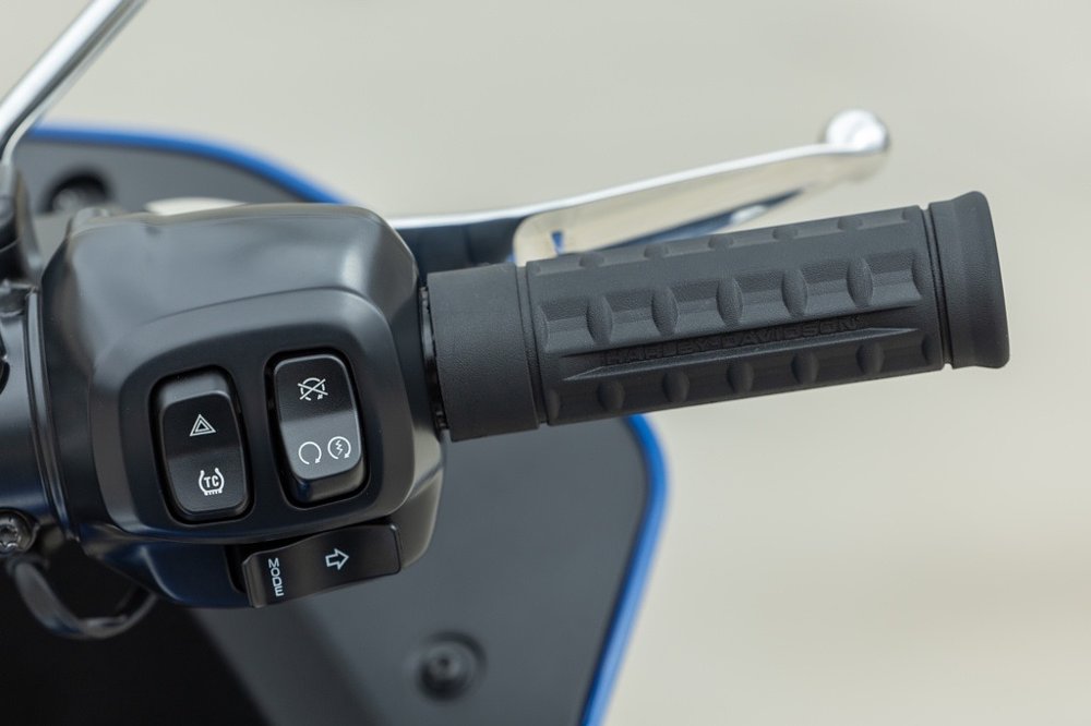 view of righthand switchgear and throttle