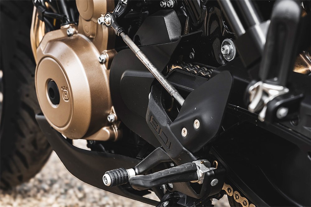 A close-up of the Vitpilen 801's quickshifter.